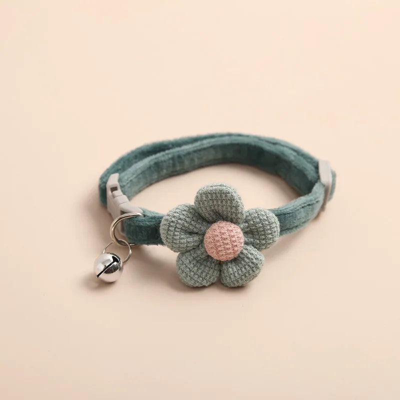 Collier Chat Élégant avec Fleur - Boucle Ajustable et Clochette