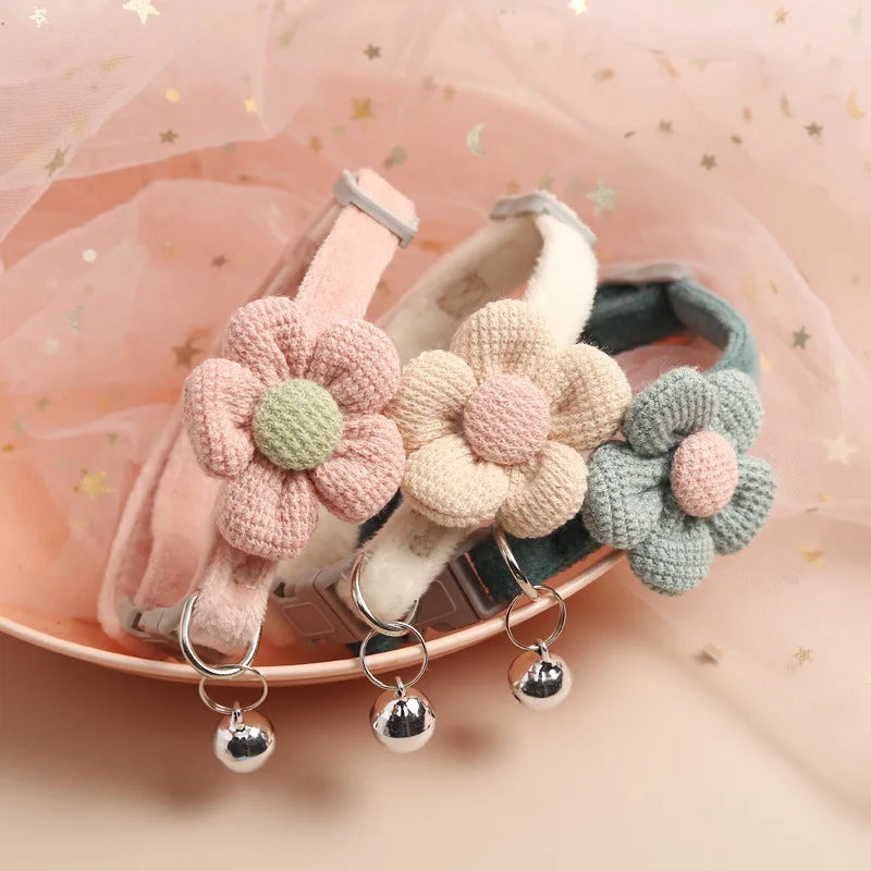 Collier Chat Élégant avec Fleur - Boucle Ajustable et Clochette