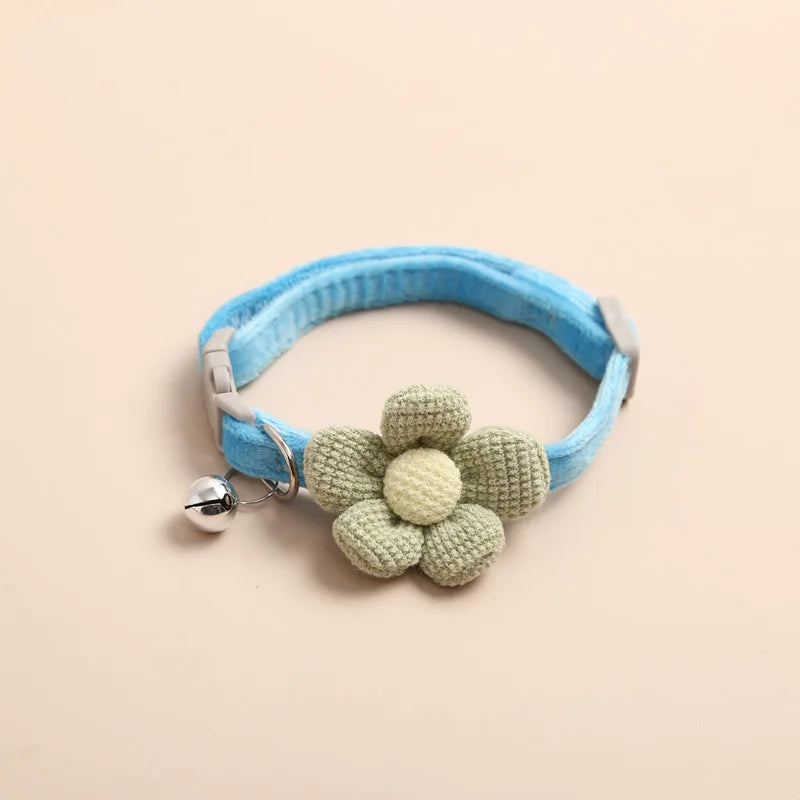 Collier Chat Élégant avec Fleur - Boucle Ajustable et Clochette