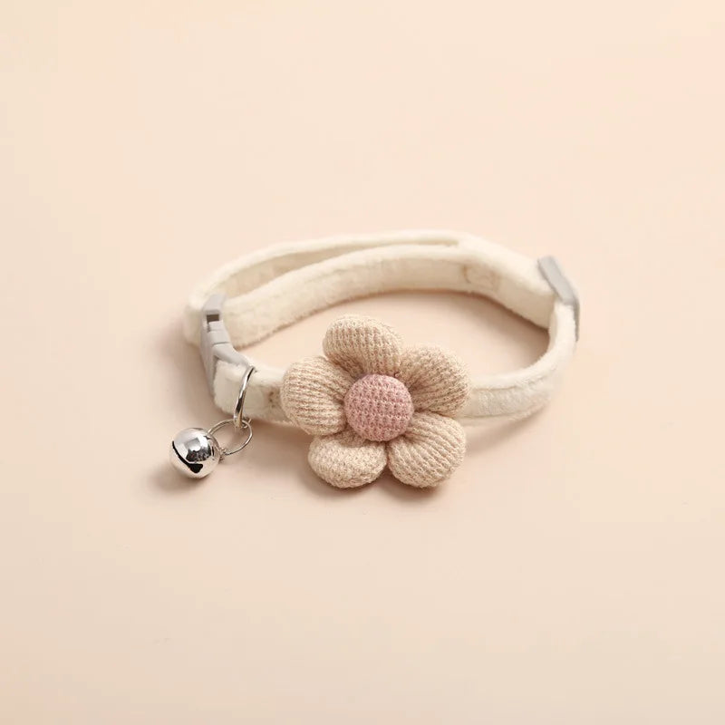 Collier Chat Élégant avec Fleur - Boucle Ajustable et Clochette