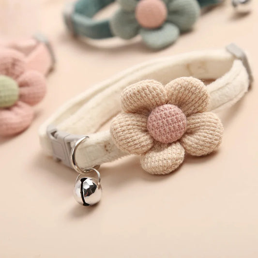 Collier Chat Élégant avec Fleur - Boucle Ajustable et Clochette