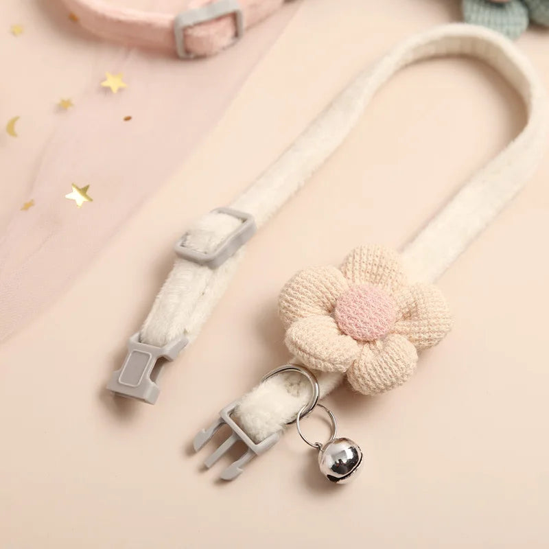 Collier Chat Élégant avec Fleur - Boucle Ajustable et Clochette